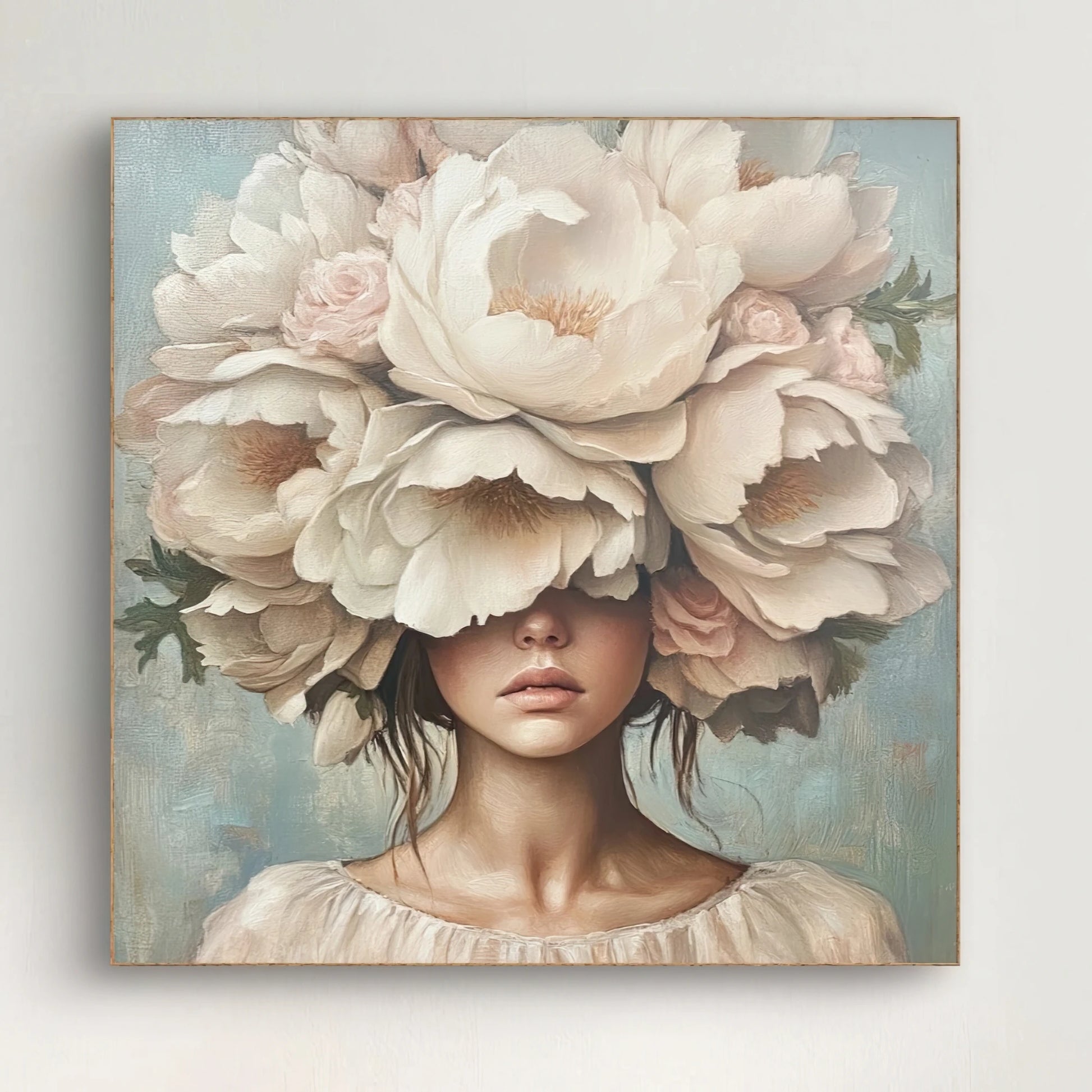 Detail van het gezicht en de grote witte bloemen die het hoofd bedekken
