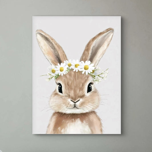 Detail van een schattig bruin konijntje met een madeliefjeskrans op een zachte grijze achtergrond
