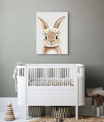 Kunstwerk van konijn met bloemenkrans boven een wit babybedje in neutrale kinderkamer met grijze muur