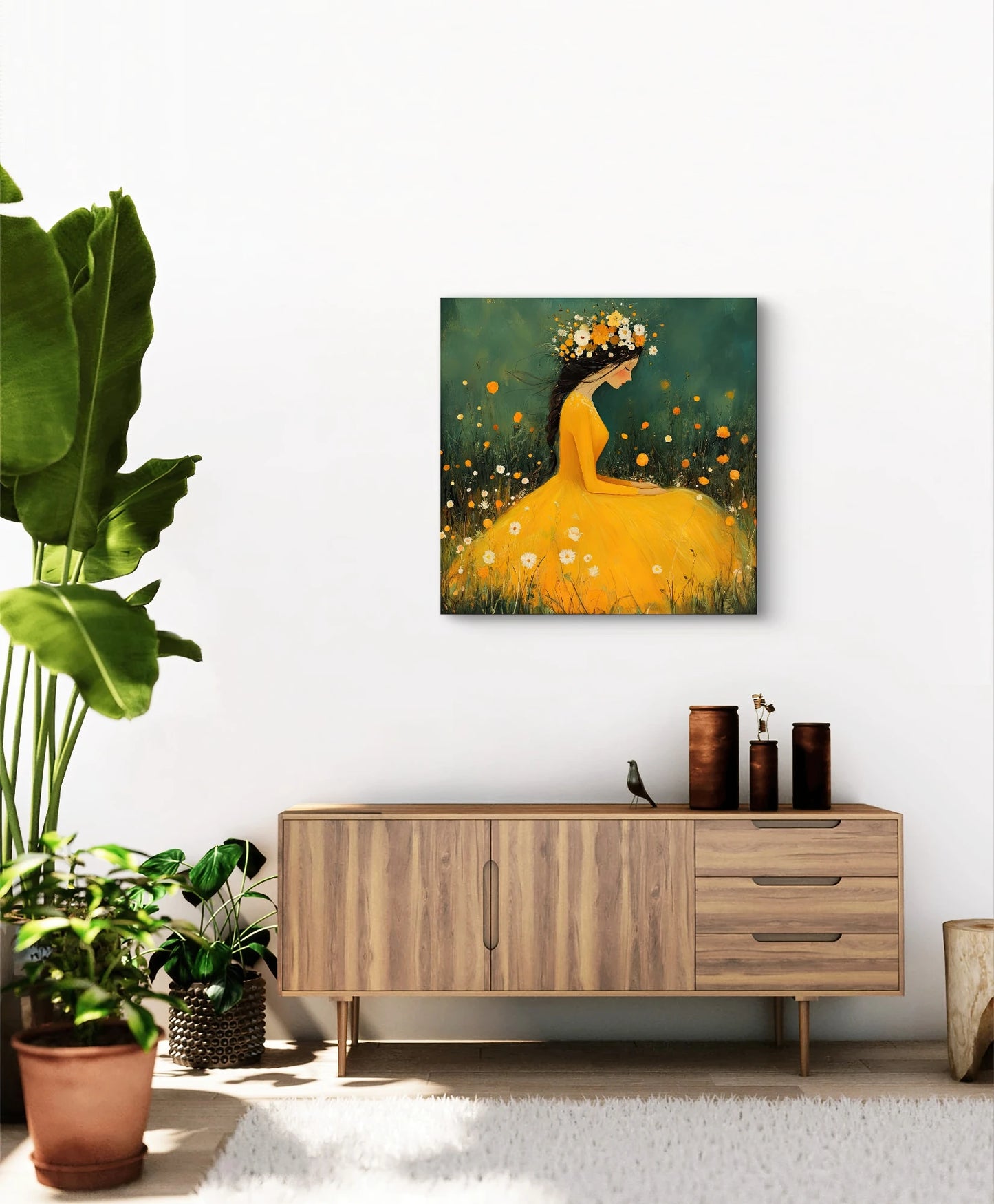 Bloemige Stilte als wanddecoratie boven een houten kast met groene kamerplanten
