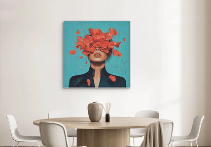 Bloemstorm aan de muur boven een ronde houten eettafel met beige stoelen
