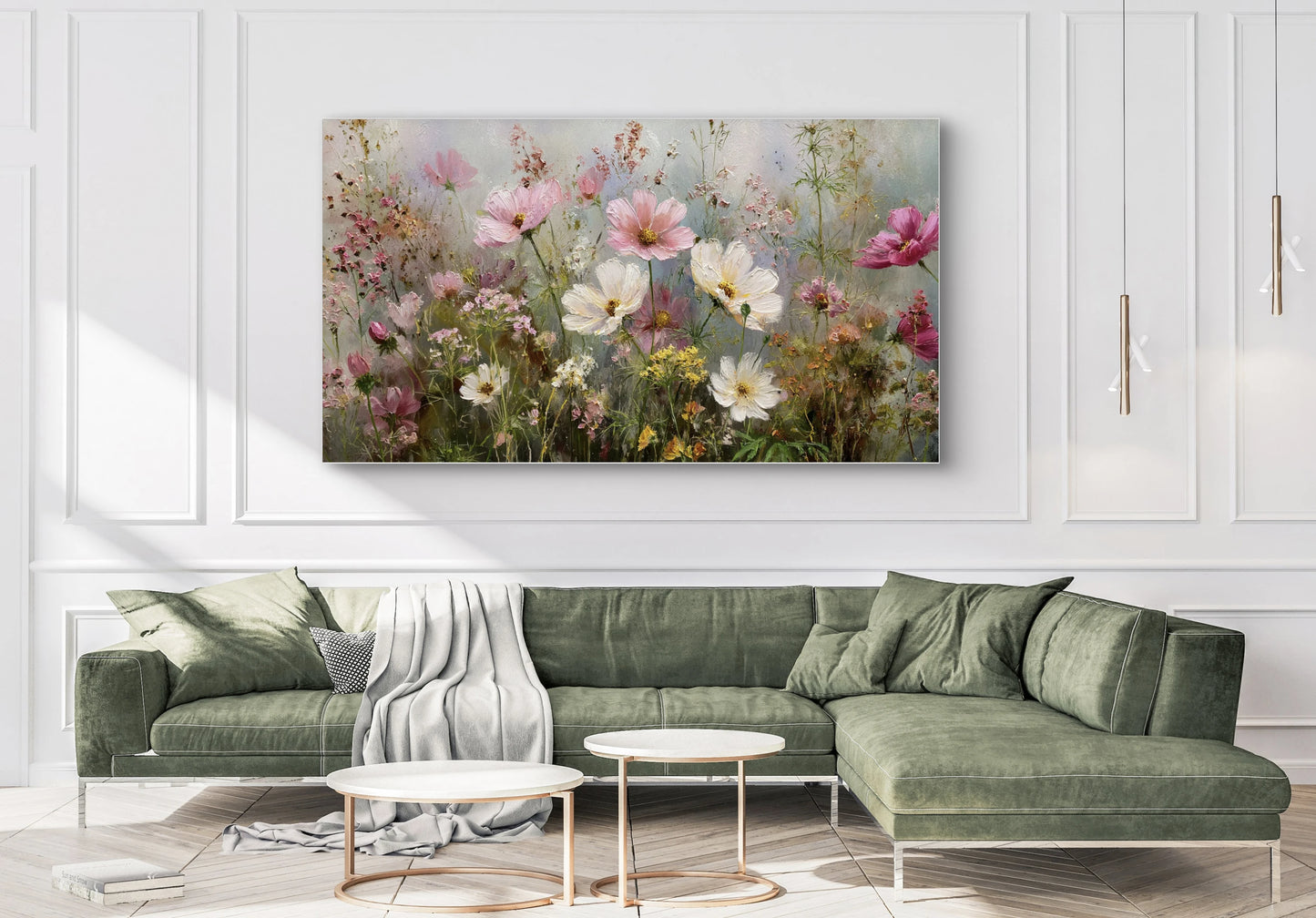 Bloemrijk kunstwerk met roze en witte bloemen boven een groene fluwelen bank in een modern interieur
