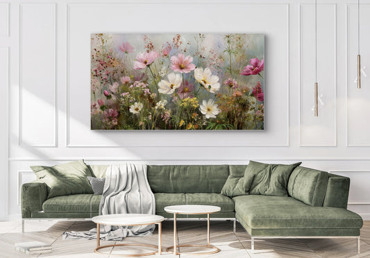 Bloemrijk kunstwerk met roze en witte bloemen boven een groene fluwelen bank in een modern interieur
