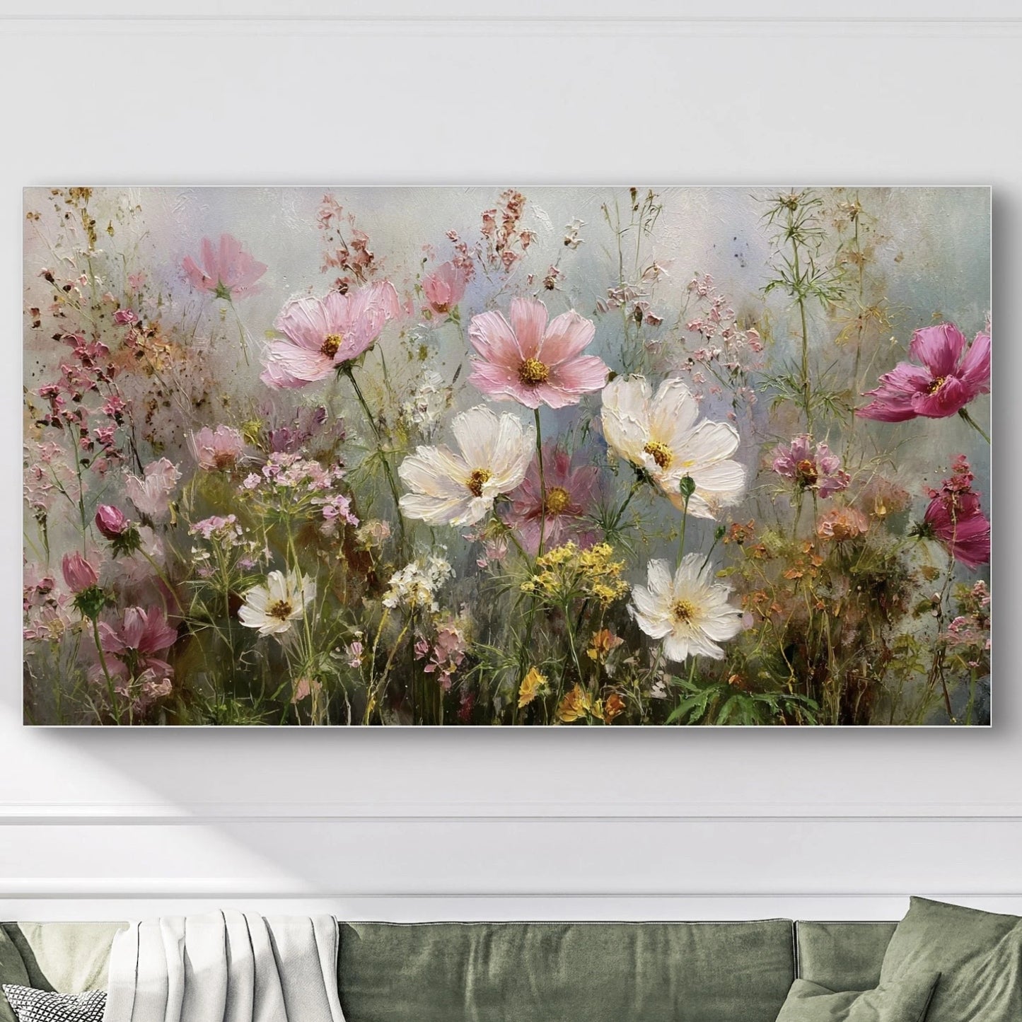 Detail van bloemrijk kunstwerk met roze, witte en gele bloemen in zacht licht
