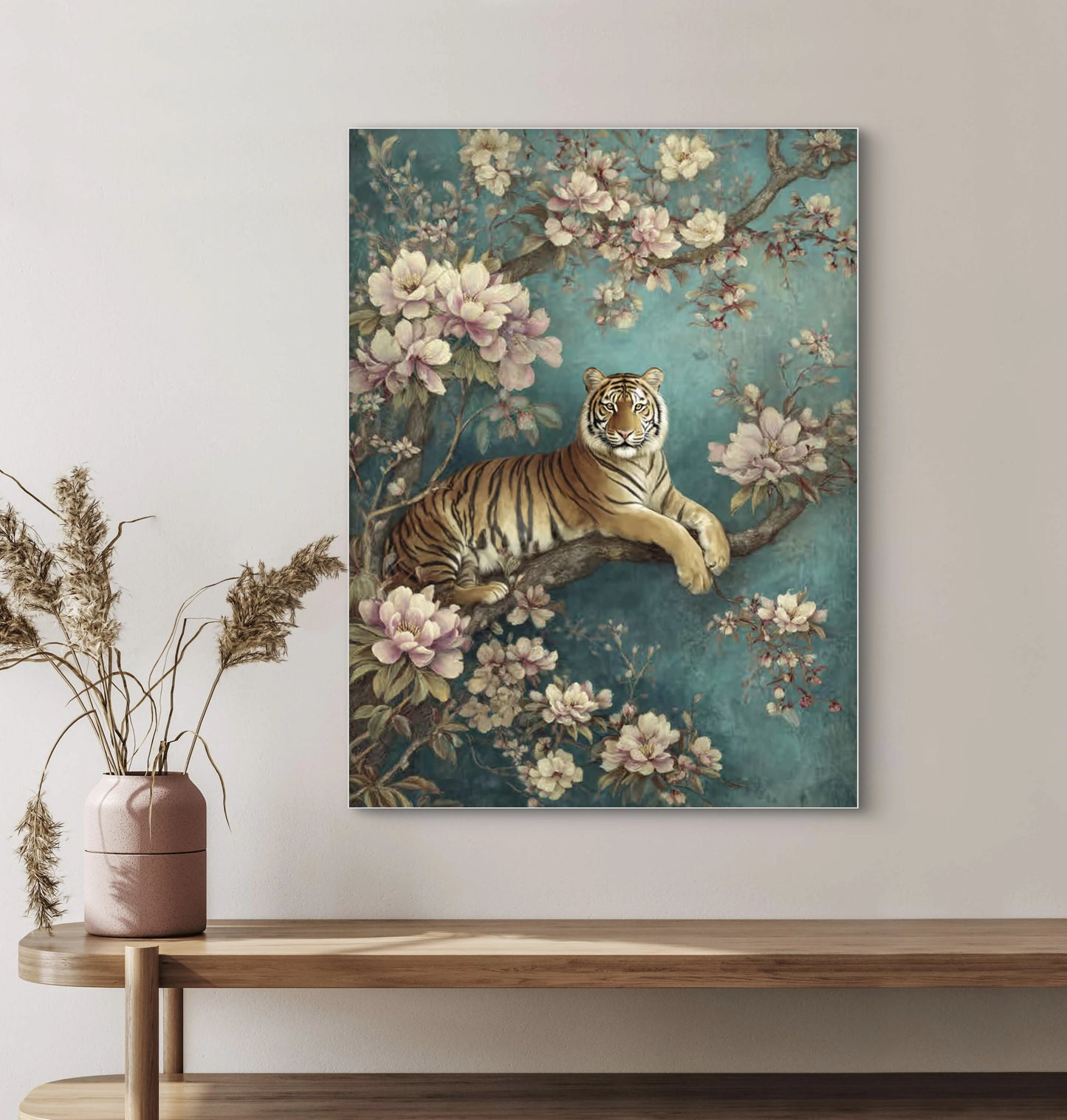 Mock-up van Bloesemkoning aan de muur boven een houten kast met roze vaas  
