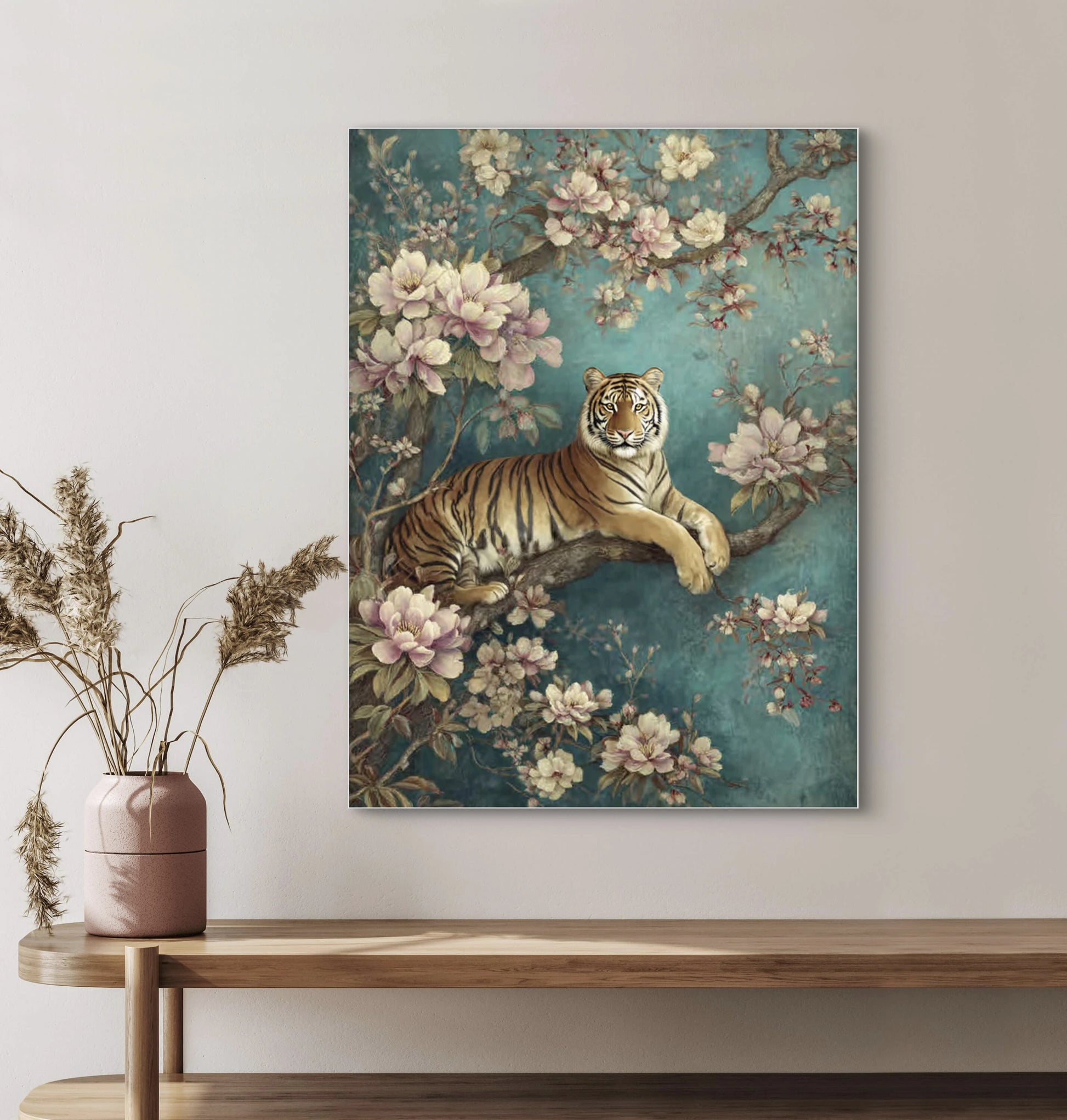 Mock-up van Bloesemkoning aan de muur boven een houten kast met roze vaas  
