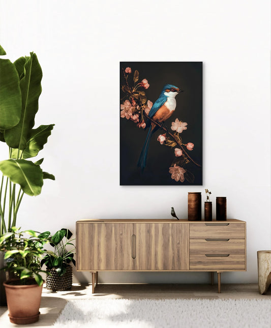 Wandkunst met blauwe vogel op bloesemtak in lichte, botanische interieurstijl

