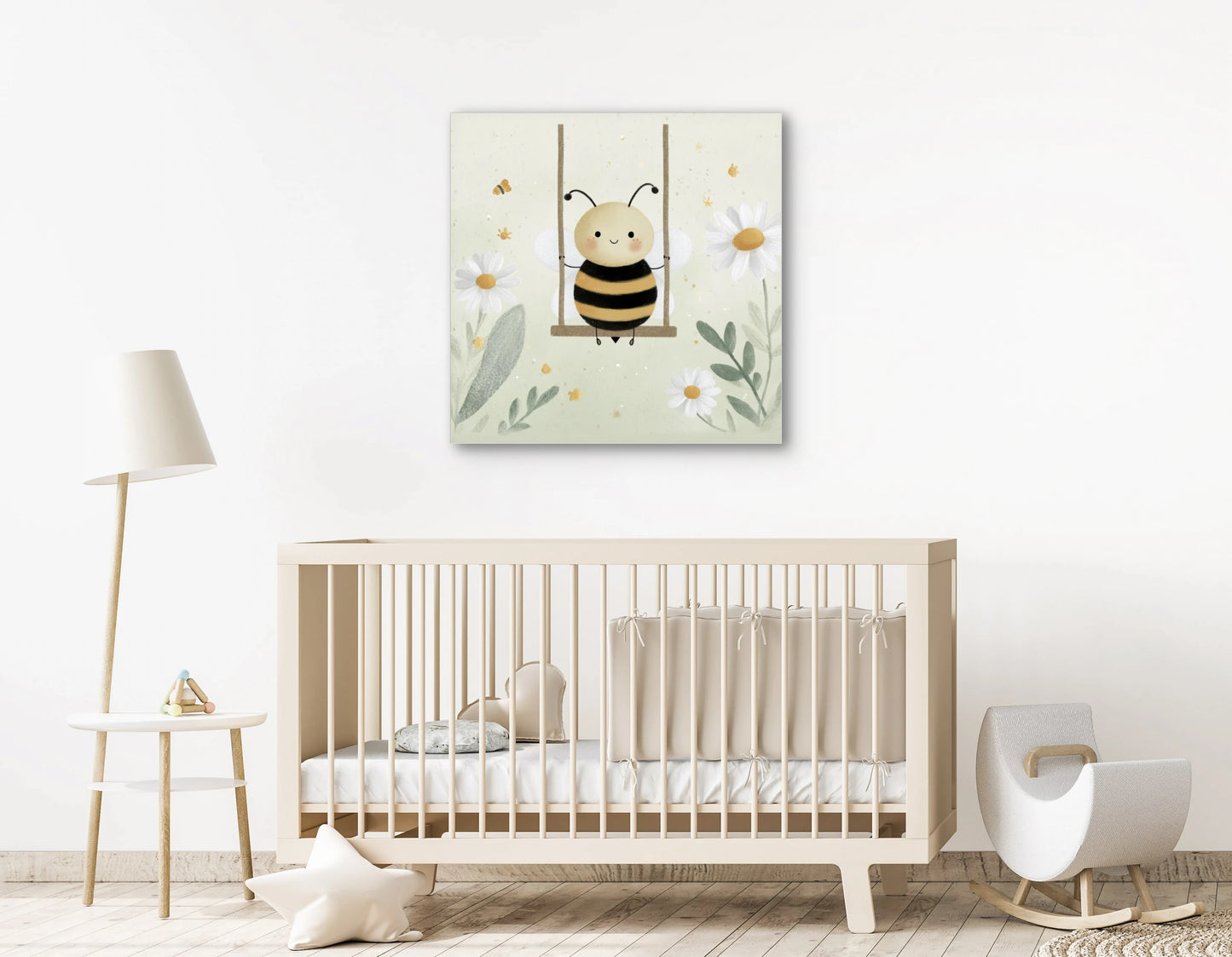 Vrolijk kunstwerk van een bijtje op een schommel boven een houten babybedje in een lichte kinderkamer
