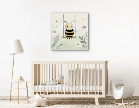 Vrolijk kunstwerk van een bijtje op een schommel boven een houten babybedje in een lichte kinderkamer
