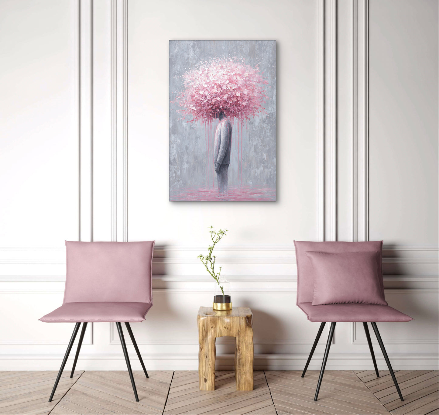 Kunstwerk Bloomstate aan de muur tussen twee roze stoelen in modern interieur
