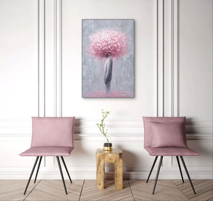 Kunstwerk Bloomstate aan de muur tussen twee roze stoelen in modern interieur
