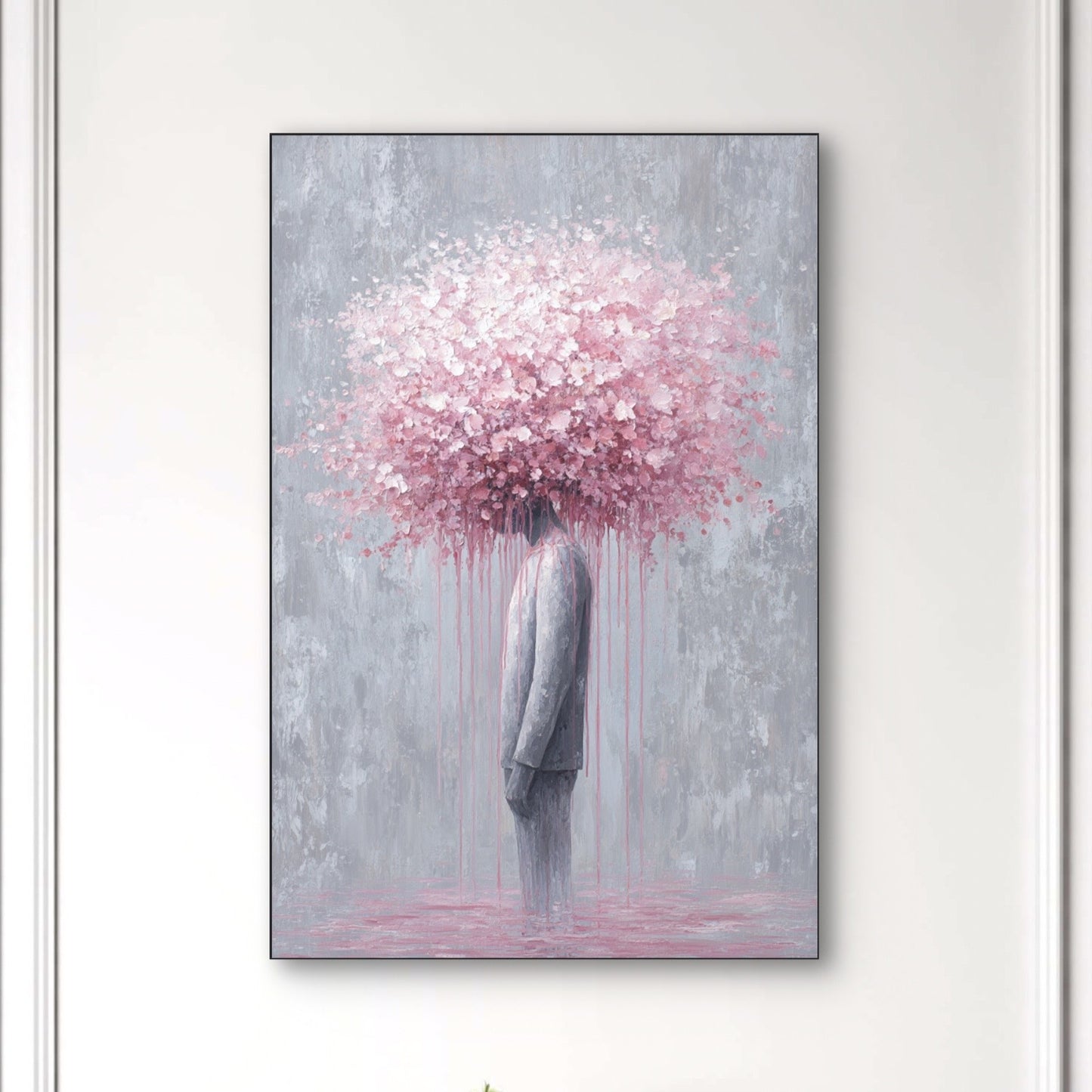 Detail van Bloomstate met man in pak en roze bloesemkroon die uitwaaiert
