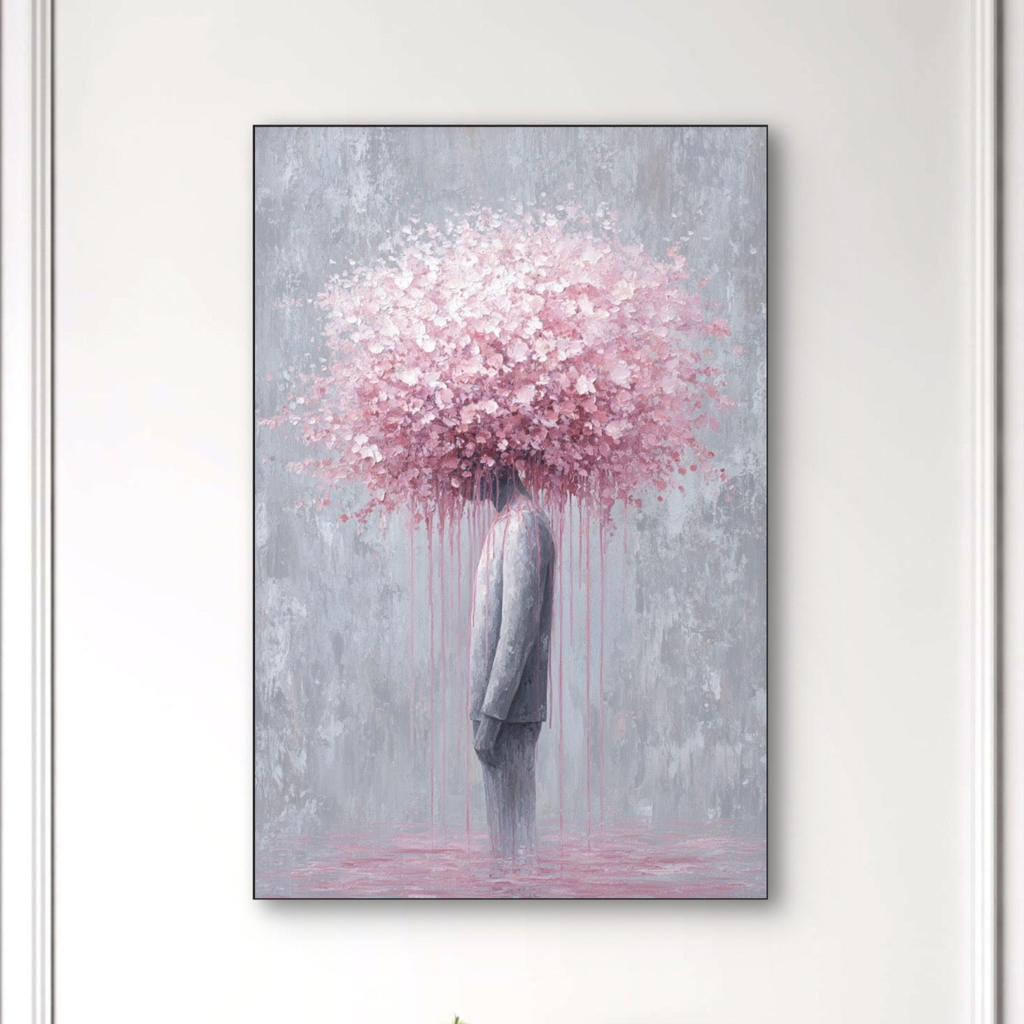 Detail van Bloomstate met man in pak en roze bloesemkroon die uitwaaiert
