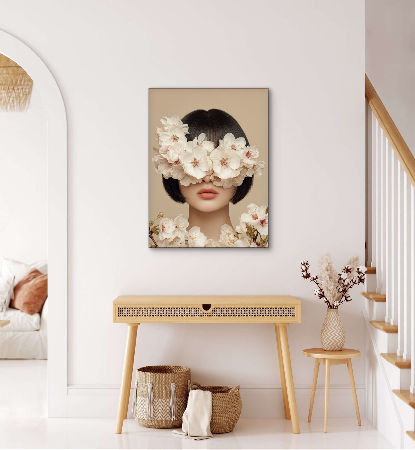 Kunstwerk Blossom Veil aan de muur boven houten tafel in warm interieur met natuurlijke tinten
