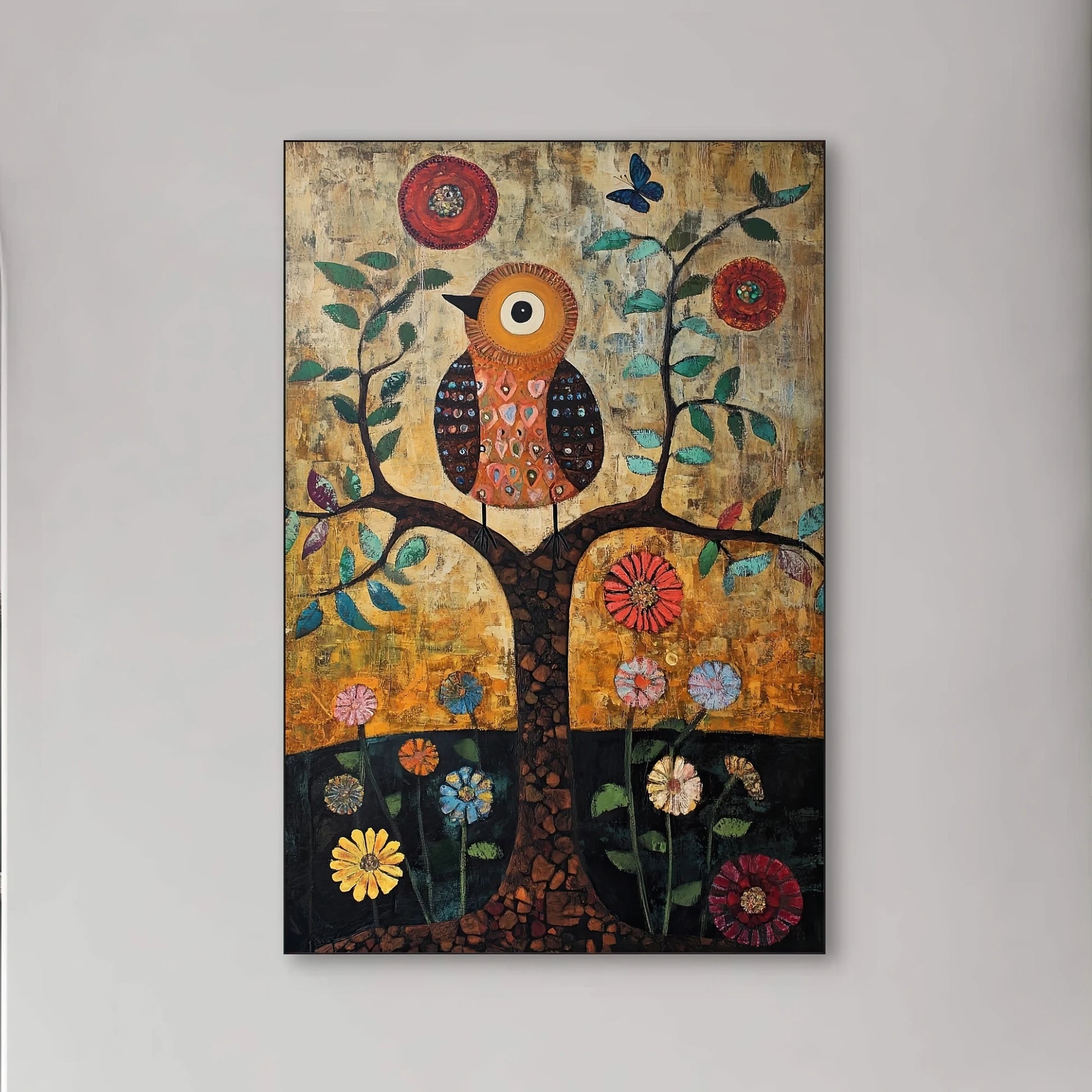 Detail van illustratieve uil op boom met bloemen en abstracte patronen in warme tinten
