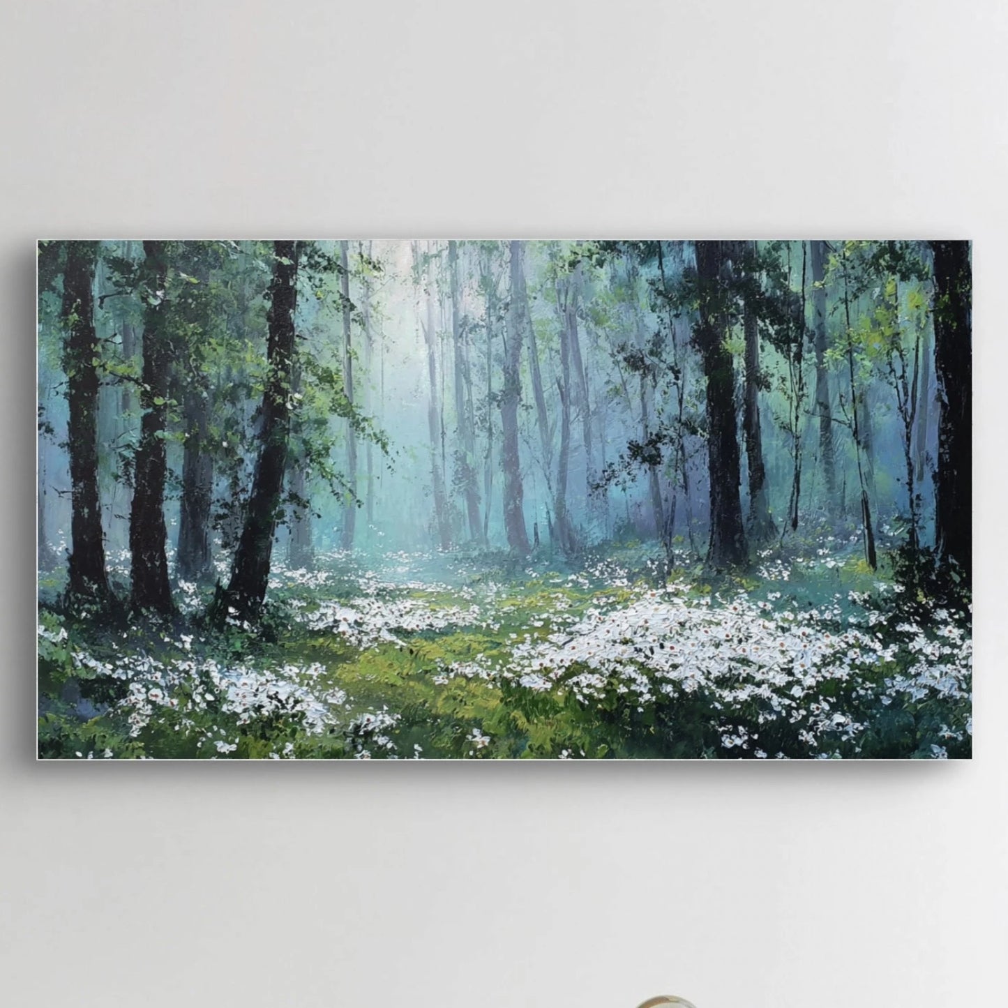 Detail van schilderachtig bos met licht dat door bomen valt en witte bloemen op de grond
