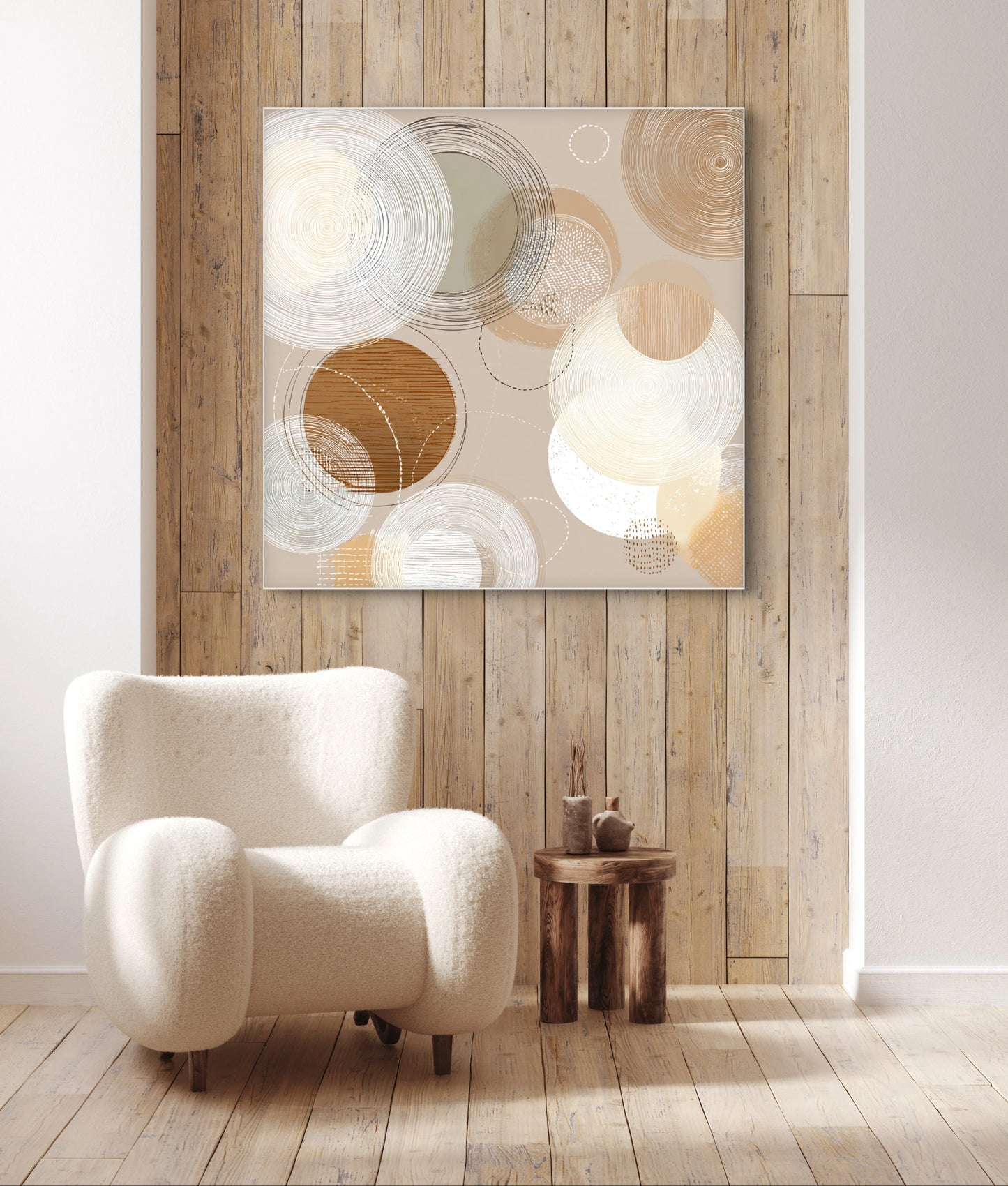 Abstract kunstwerk in beige, wit en bruintinten boven houten wand met lichte fauteuil
