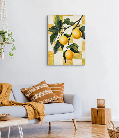 Textielkunstwerk Citroen & Steen boven lichtgrijze bank met okerkleurige kussens en warme styling
