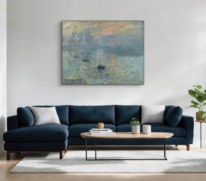 Kunstwerk “Impression, soleil levant” boven een donkerblauwe bank in een licht, modern interieur
