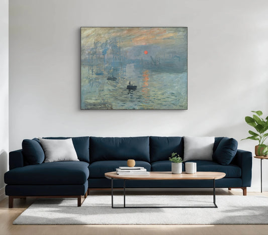 Kunstwerk “Impression, soleil levant” boven een donkerblauwe bank in een licht, modern interieur
