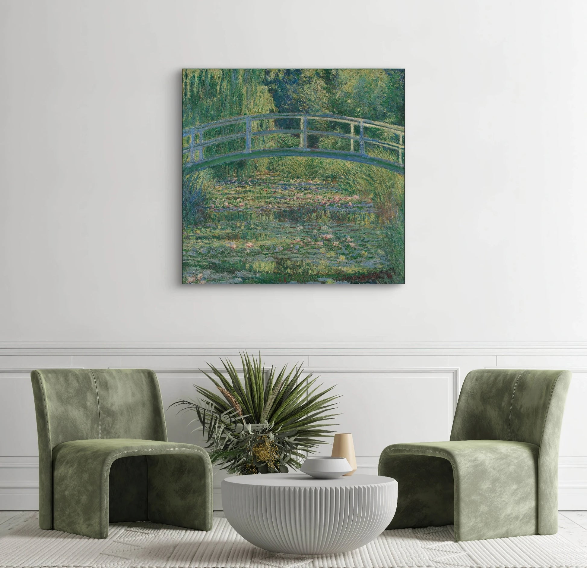 Kunstwerk “The Waterlily Pond” van Claude Monet boven een modern interieur met groene stoelen en ronde salontafel
