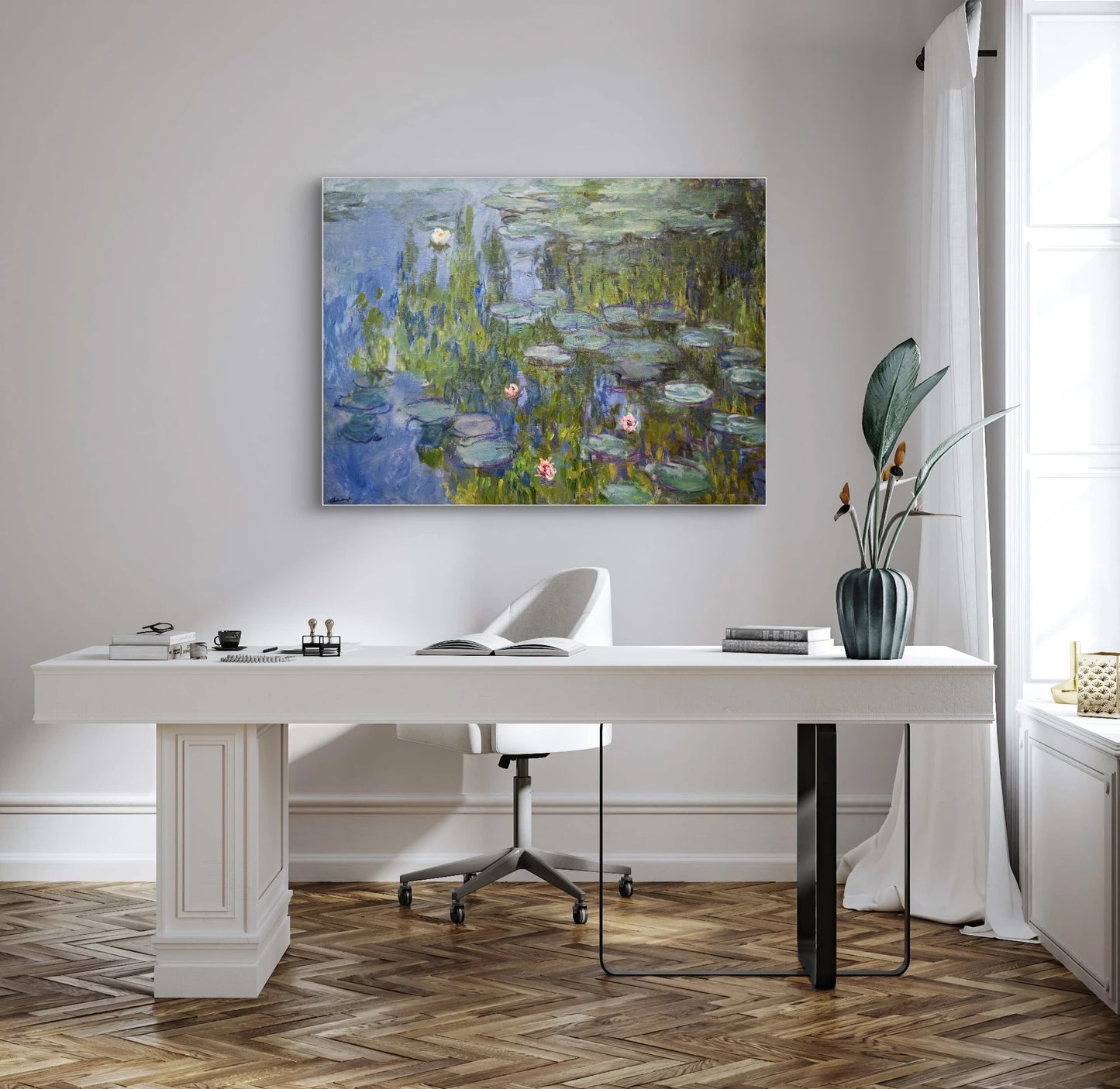 Kunstwerk “Waterlelies” van Claude Monet boven een modern wit bureau met plant en houten vloer
