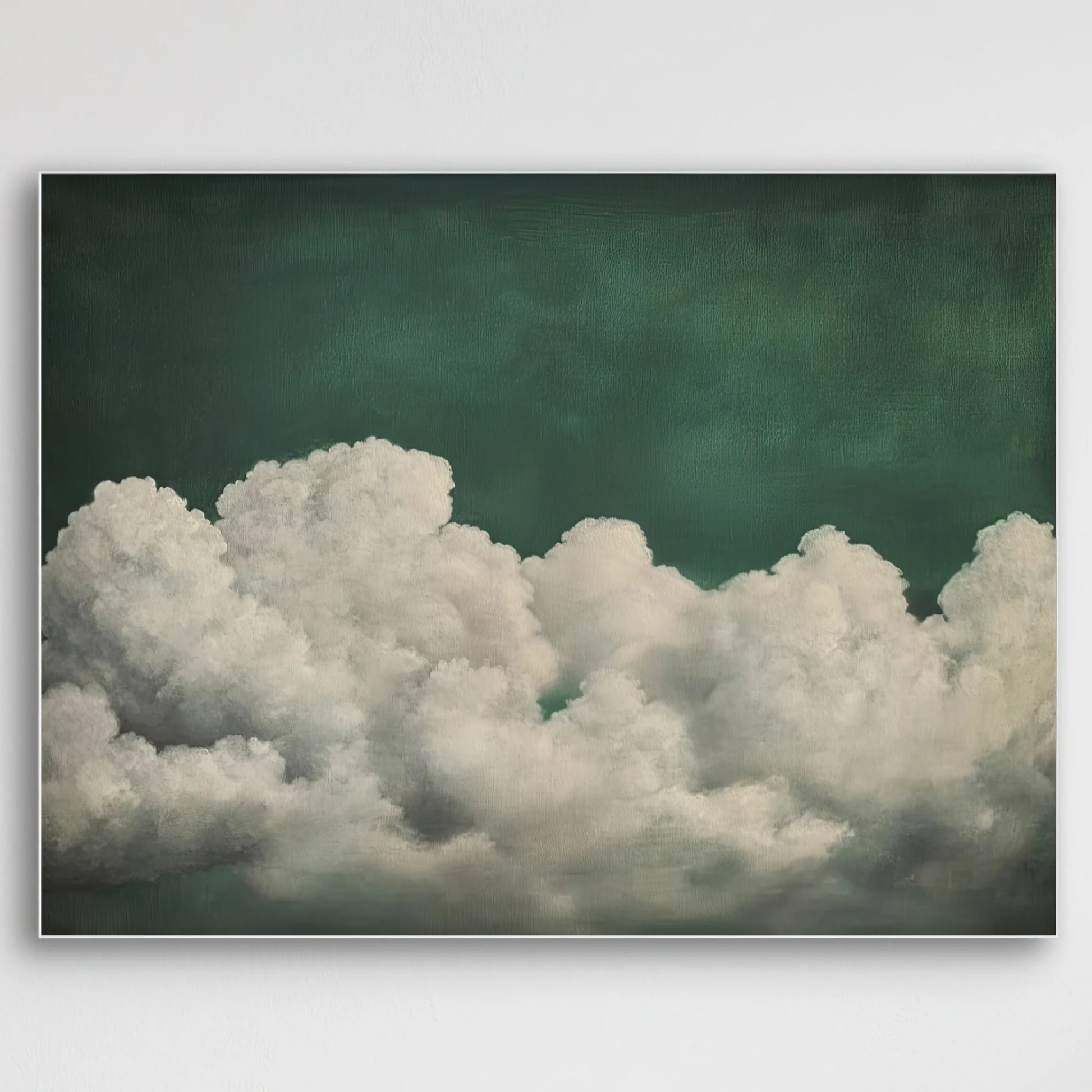 Detail van textielkunstwerk met realistische wolken en diepe groenblauwe lucht
