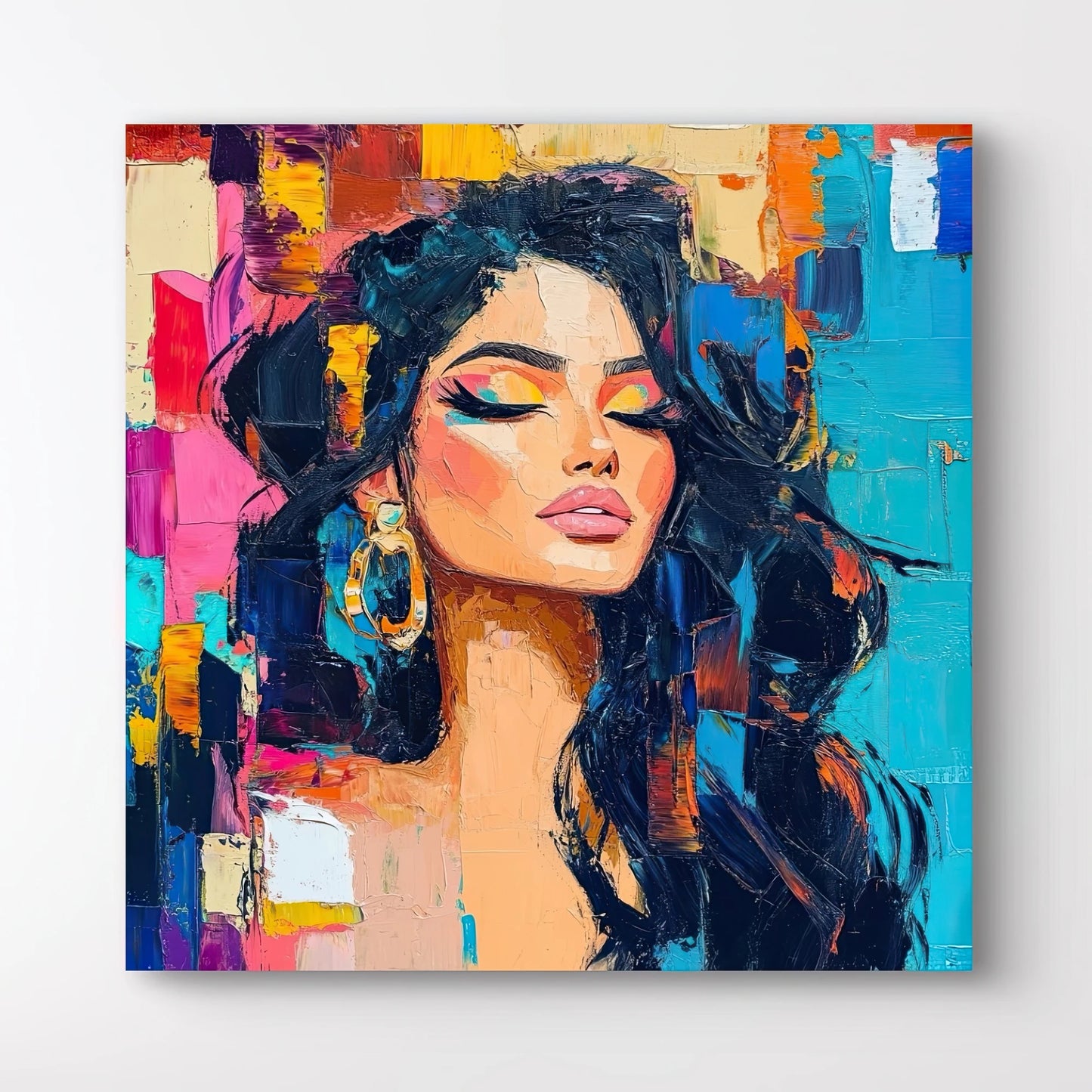 Detail van vrouw met zwarte haren en kleurrijke make-up in abstracte verfstreken
