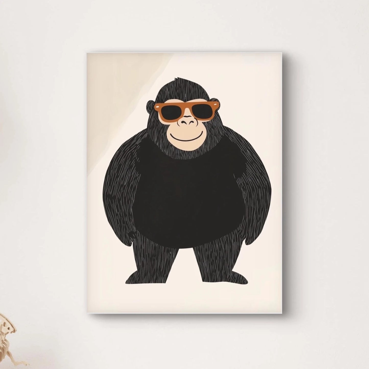 Illustratie van een zwarte gorilla met oranje zonnebril op beige achtergrond
