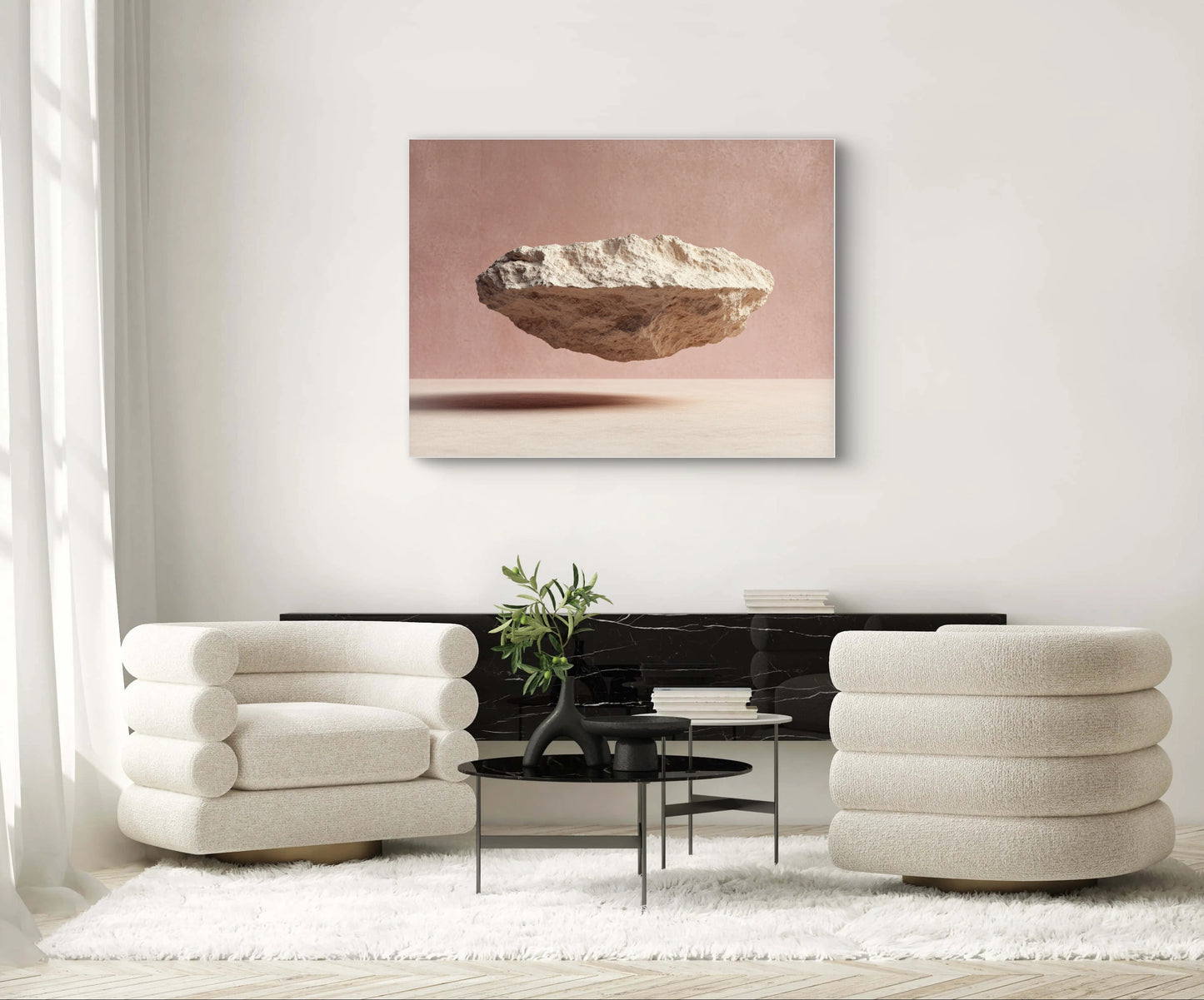 Kunstwerk Dans van Steen en Licht boven een zwarte kast tussen twee crème stoelen in een modern interieur.
