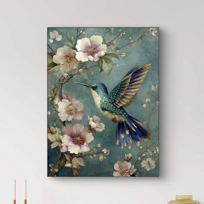 Detail van Dans van de Kolibrie met een kolibrie in blauw en groen tussen zachte bloesems  
