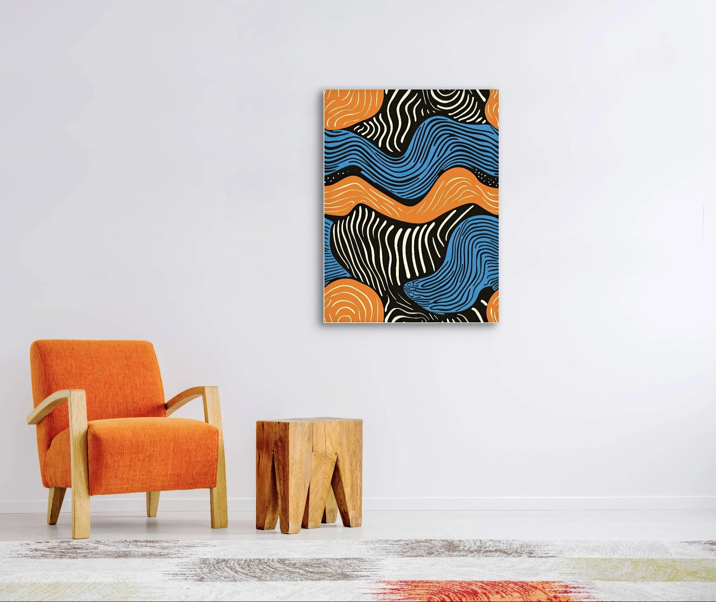 Moderne wanddecoratie met abstracte golven in oranje, blauw, zwart en gebroken wit in stijlvol interieur
