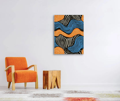Moderne wanddecoratie met abstracte golven in oranje, blauw, zwart en gebroken wit in stijlvol interieur
