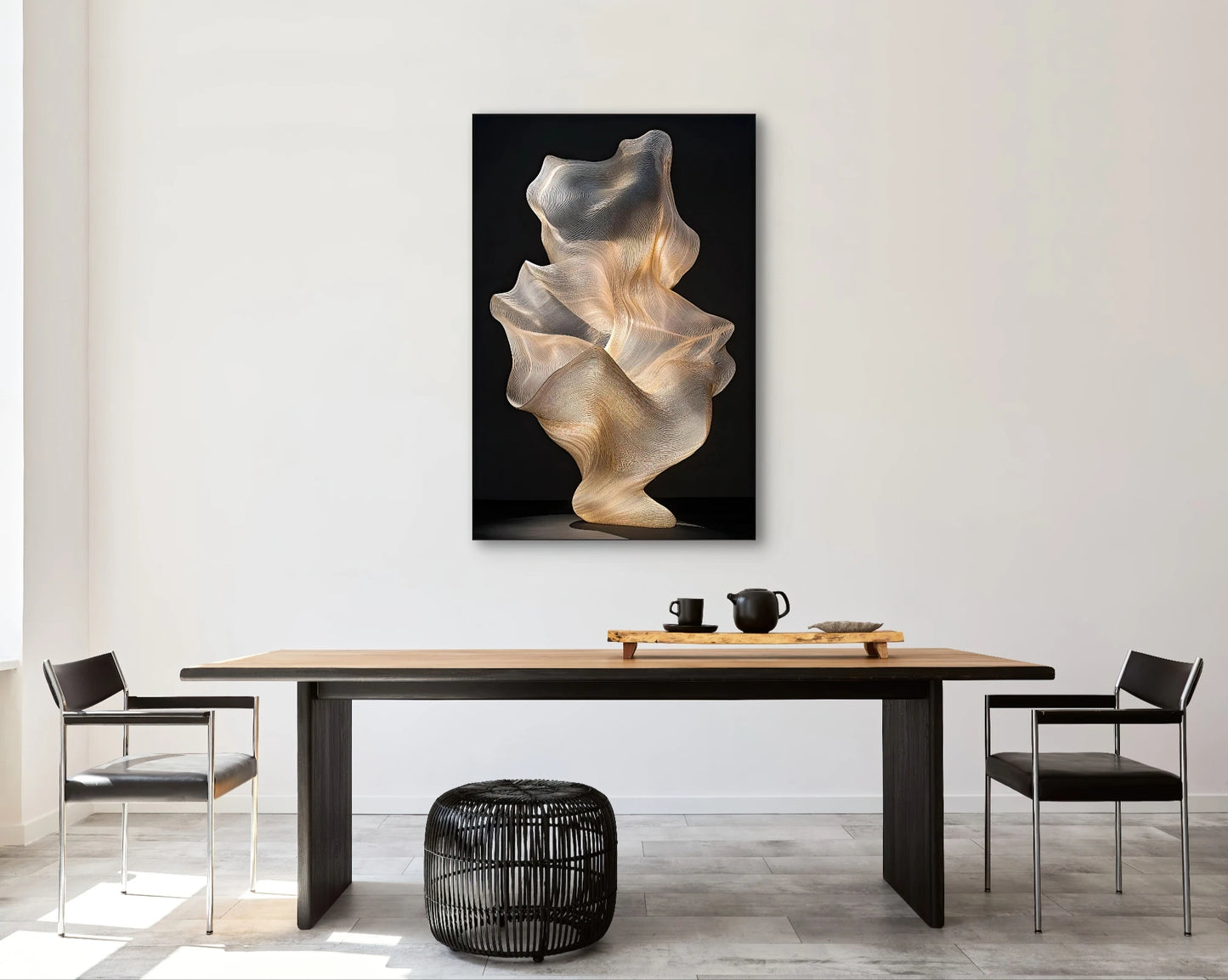 Sculpturale wanddecoratie in zandtinten met vloeiende lijnen en zachte lichtwerking
