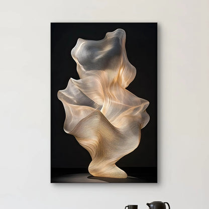 Detail van abstracte textielkunst met warme natuurlijke structuren en golvende vormen
