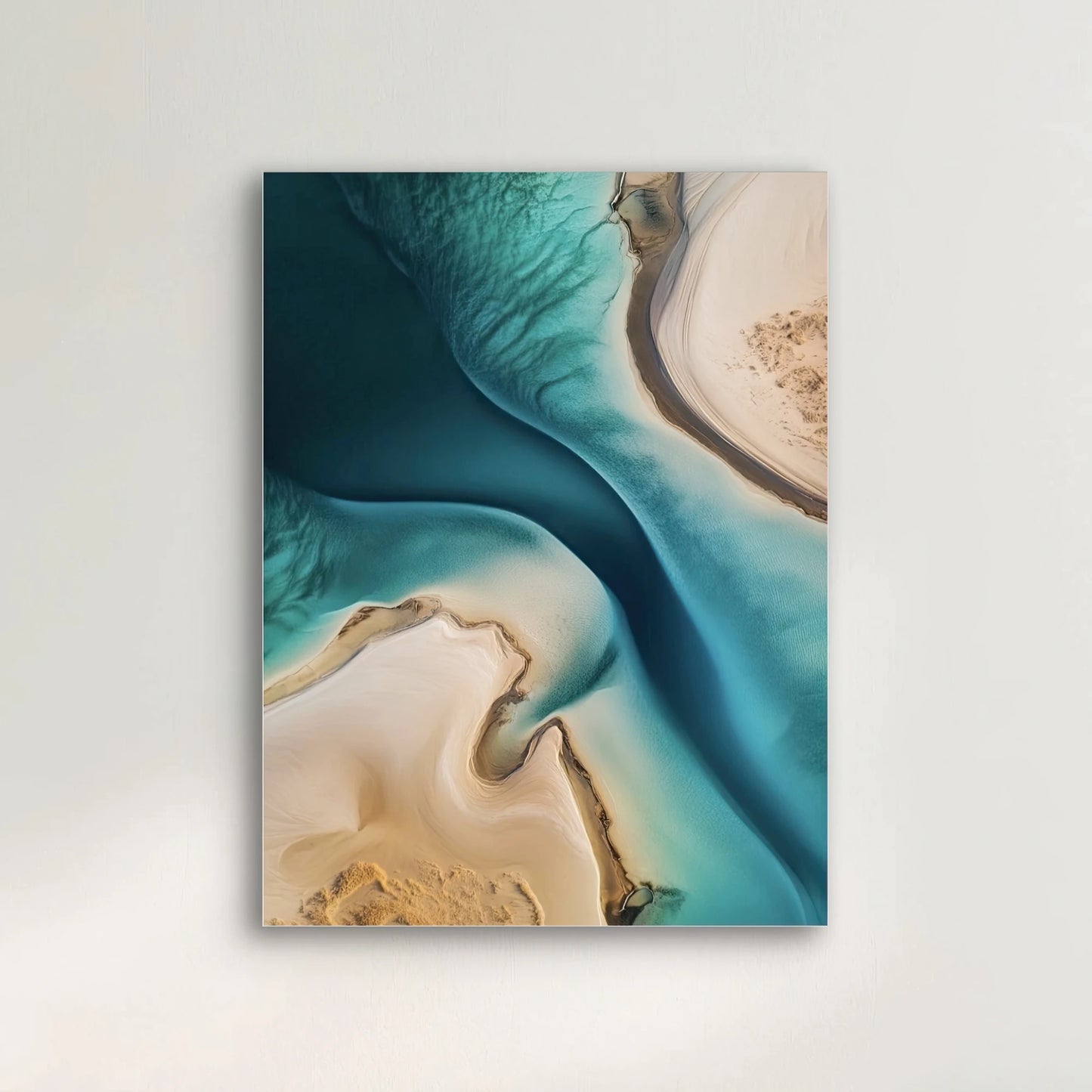 Detail van kunstwerk met kronkelende waterlijnen in blauwgroene tinten en zandstructuren in beige en goud
