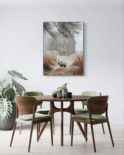 Fotokunstwerk met houten huis en ganzenpad aan de muur boven een ronde tafel met groene stoelen