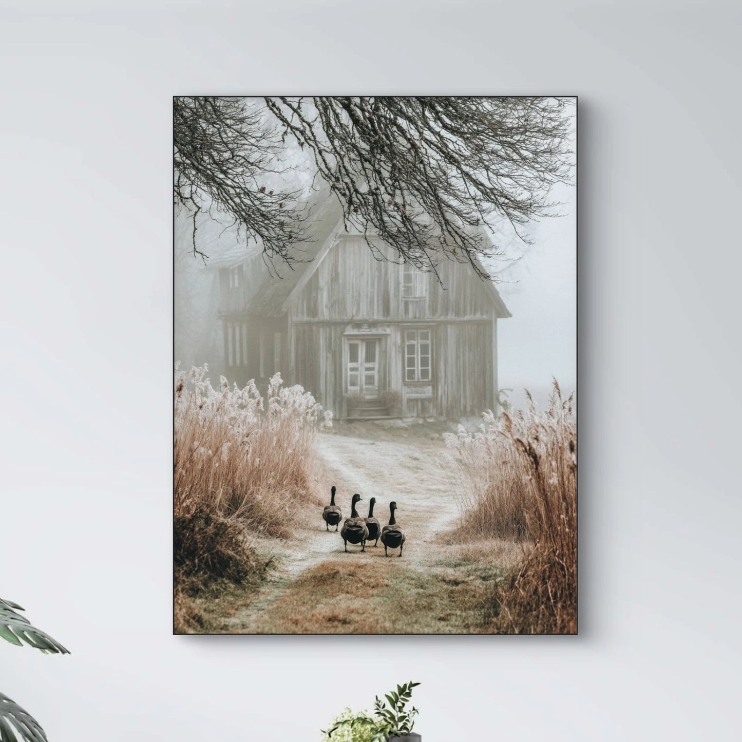 Detail van fotokunstwerk met ganzen op een mistig pad richting een houten huis
