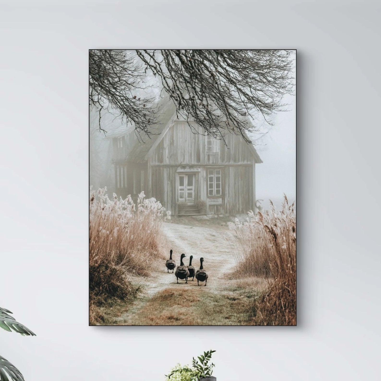 Detail van fotokunstwerk met ganzen op een mistig pad richting een houten huis
