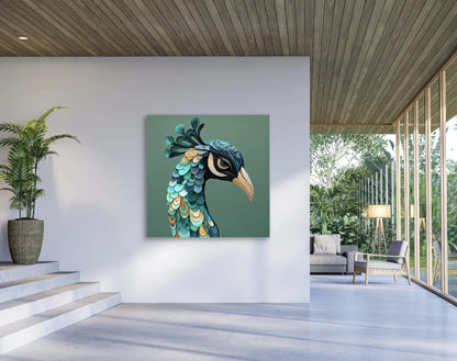 Wandkunst met pauw in turquoise en smaragdgroen op groene achtergrond in modern interieur
