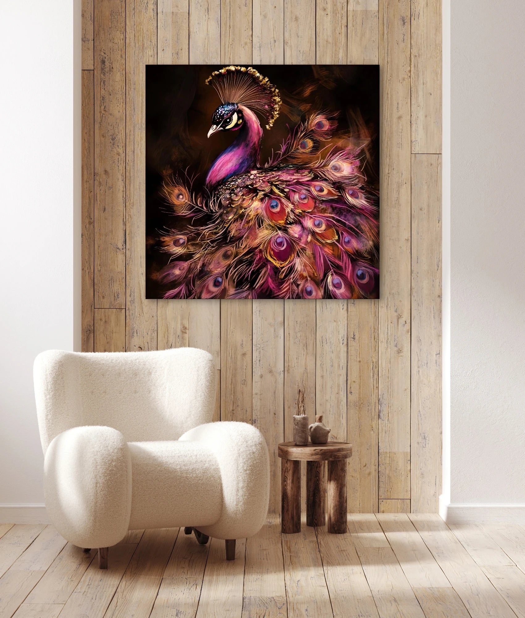 Paarse pauw op kunstwerk aan houten muur, met witte fauteuil op houten vloer
