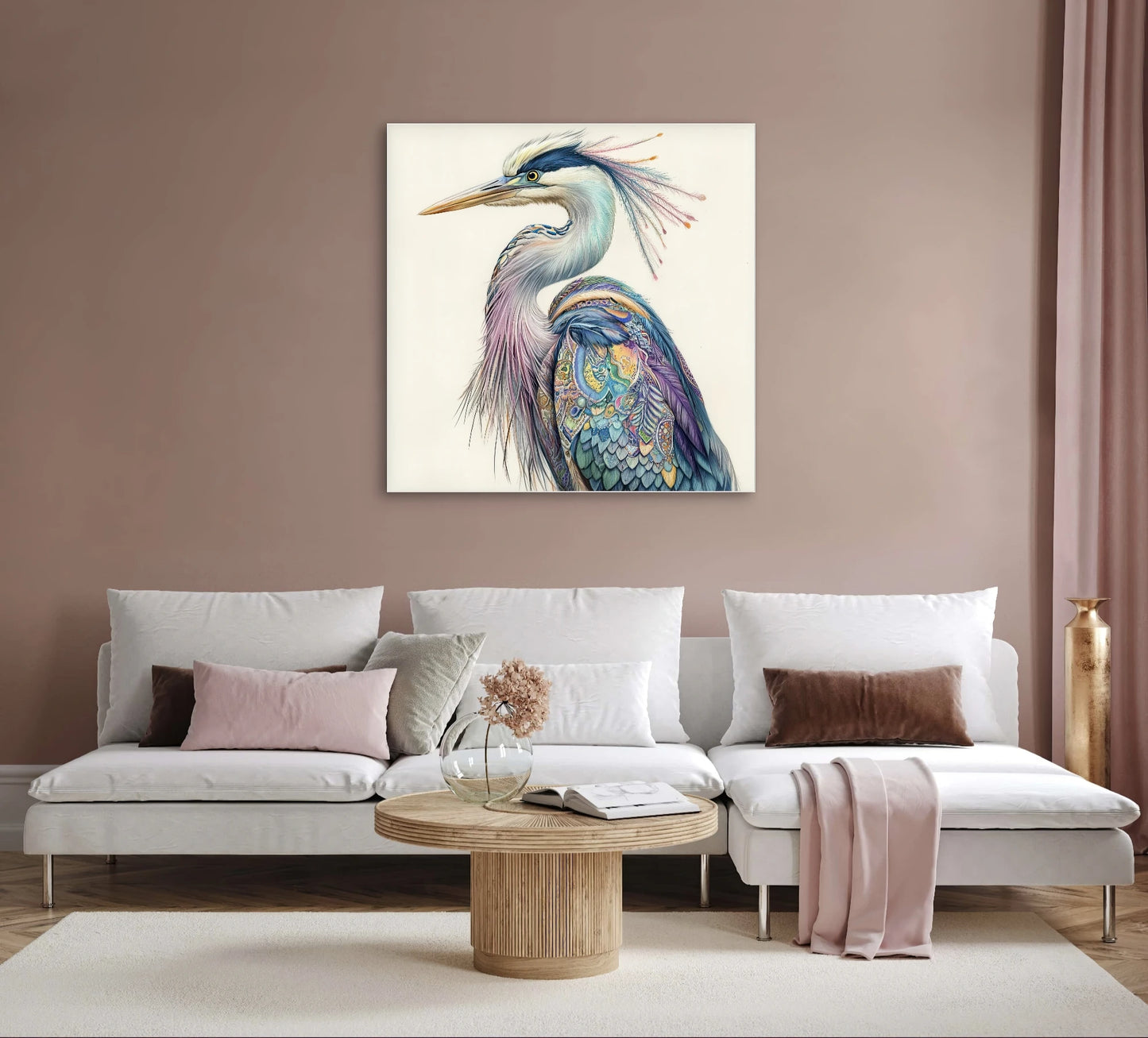 Kunstwerk van kleurrijke reiger aan roze muur boven witte bank met roze en bruine kussens

