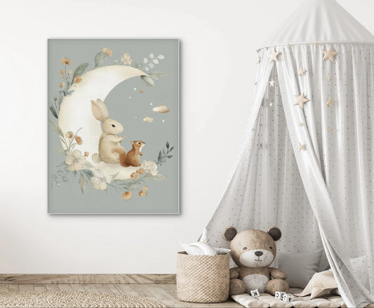Maanvormig kunstwerk met konijn en eekhoorn aan de muur in een sprookjesachtige kinderkamer met speelhoek en sterrenhemel
