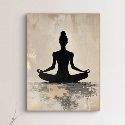 Close-up van een mediterend silhouet op een abstract beige-grijze achtergrond
