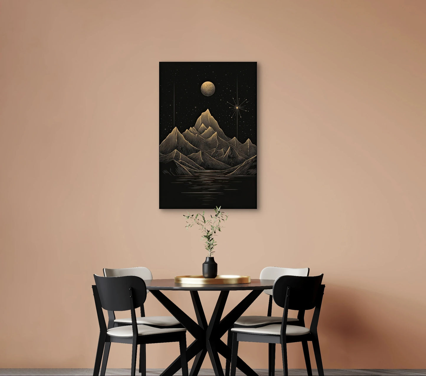 Textielkunstwerk met gouden bergen en sterrenhemel op zwarte achtergrond, hangend boven ronde eettafel in een warm interieur
