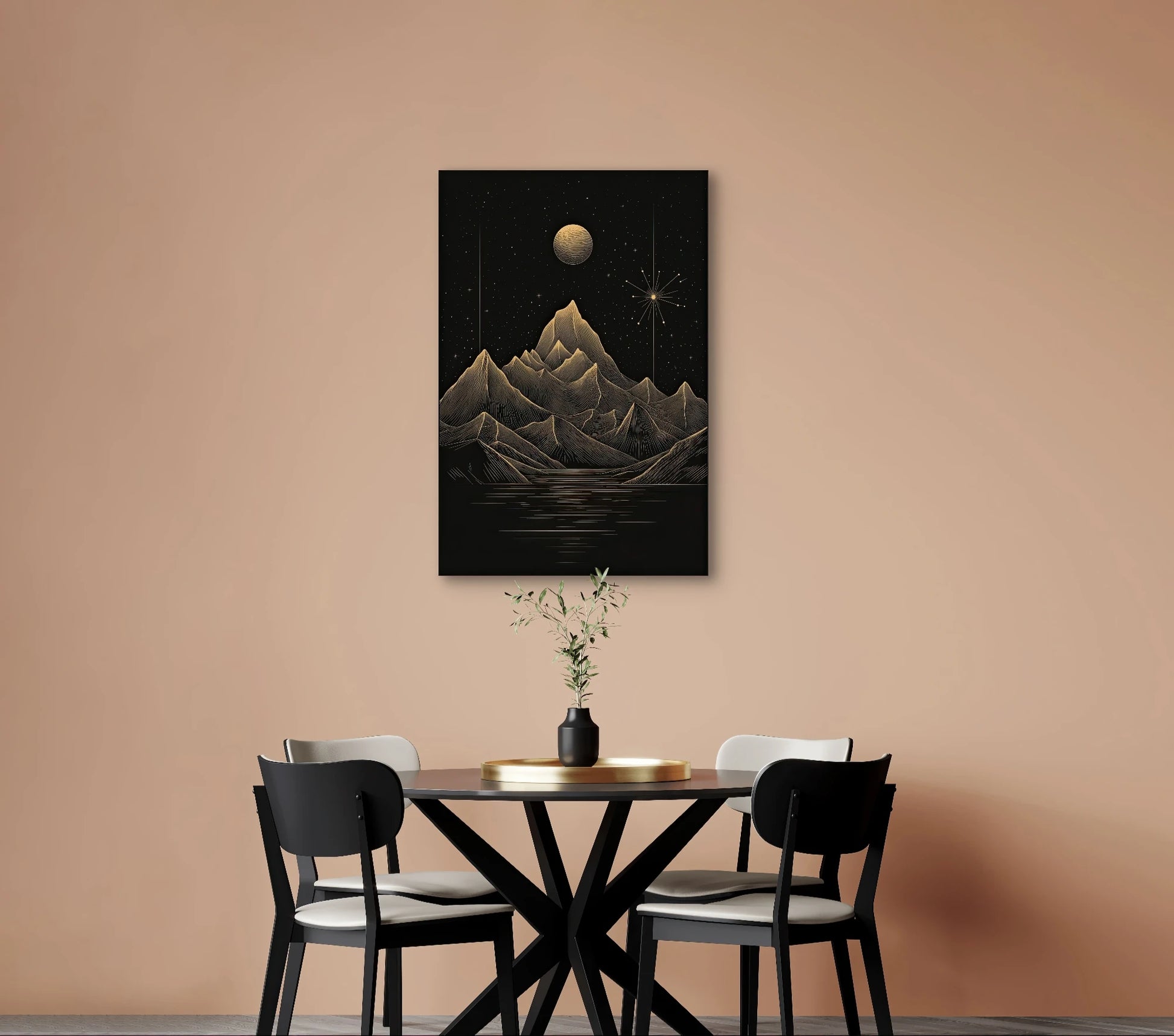 Textielkunstwerk met gouden bergen en sterrenhemel op zwarte achtergrond, hangend boven ronde eettafel in een warm interieur
