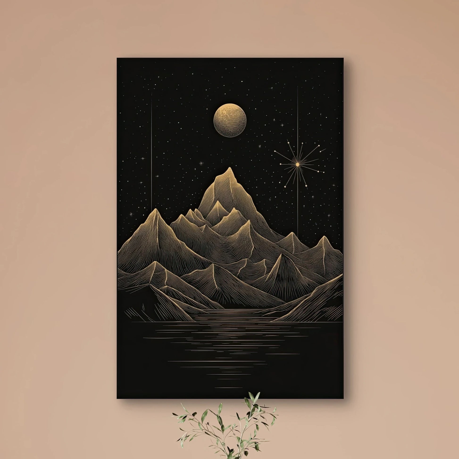 Detail van kunstwerk met goudkleurige lijnen van bergtoppen onder een maan en ster in donkere nacht
