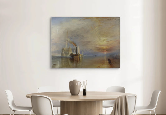 Schilderij “De Vechtende Temeraire” van Turner boven een ronde houten eettafel met witte stoelen
