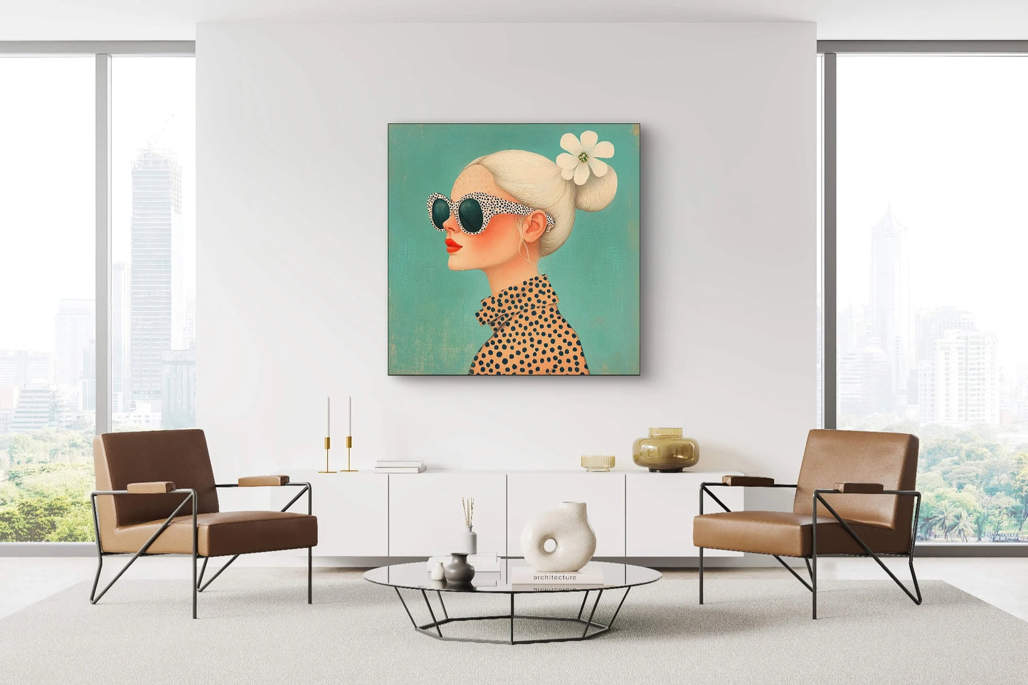 Kunstwerk van een vrouw met stippenzonnebril aan de muur in een modern interieur met leren stoelen en neutrale tinten
