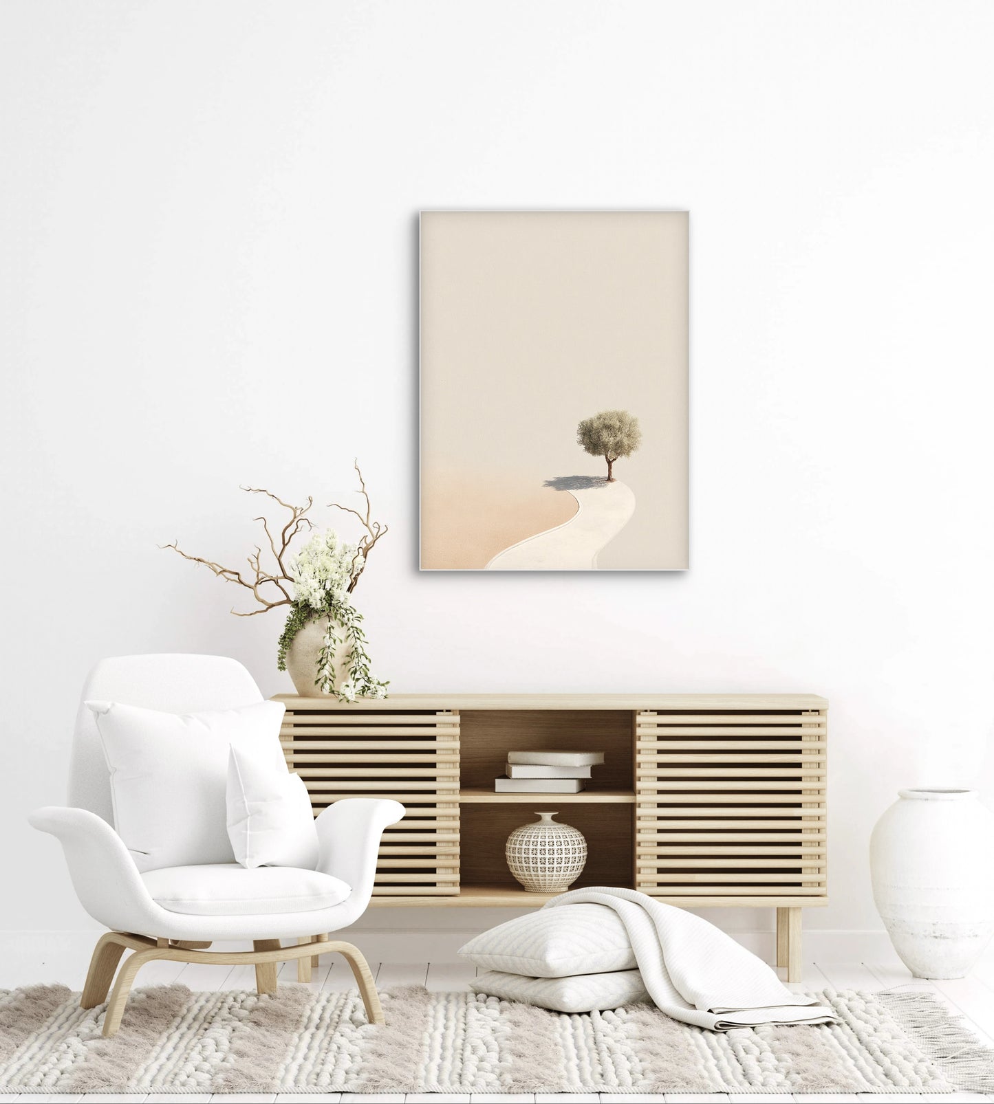 Kunstwerk De Weg Alleen boven een houten dressoir in een lichte woonkamer met witte fauteuil.
